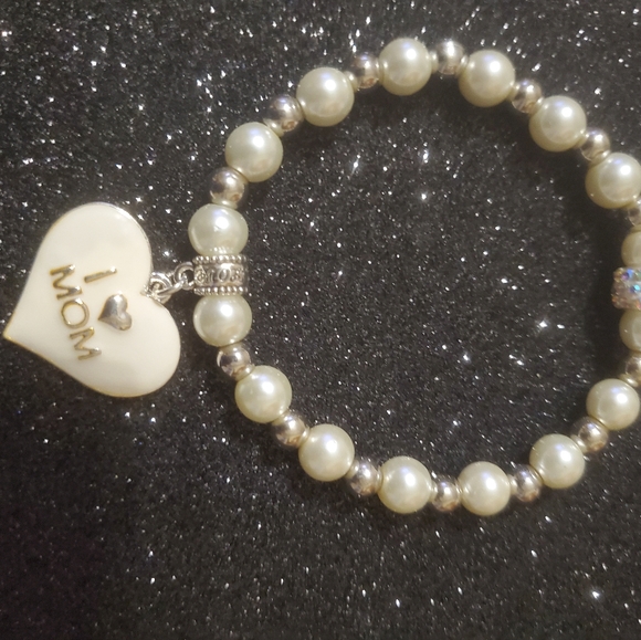 BEAUTIFUL BRACELET FOR MOM. - Picture 8 of 10